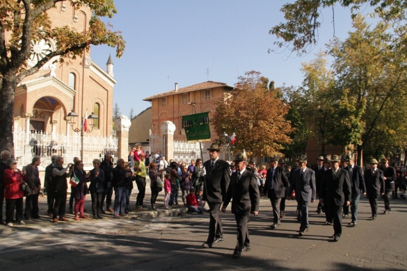 Alpini a Salsomaggiore: Autorità sfilano davanti alla chiesa di Sant'Antonio